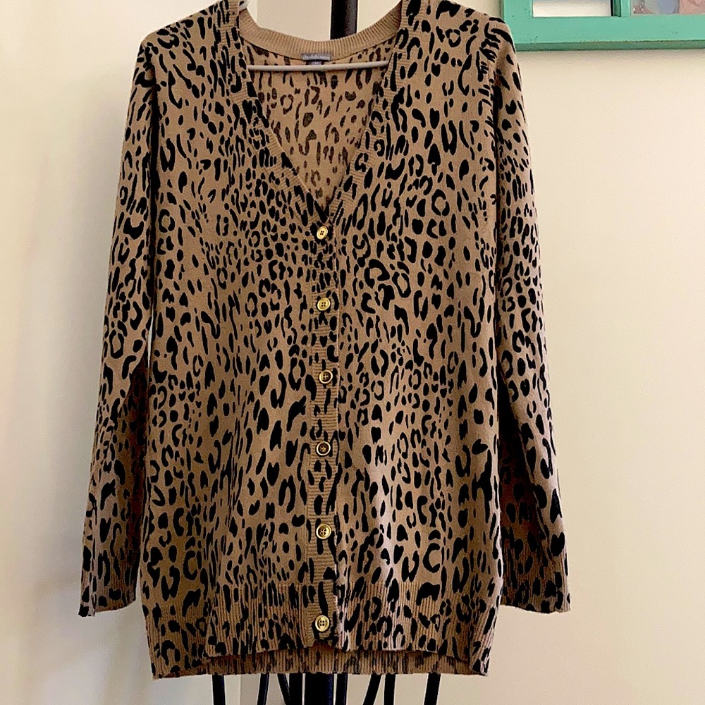 Adorable NWOT Leopard Print Cardigan with Gold Buttons! Perfect Fall Addition!